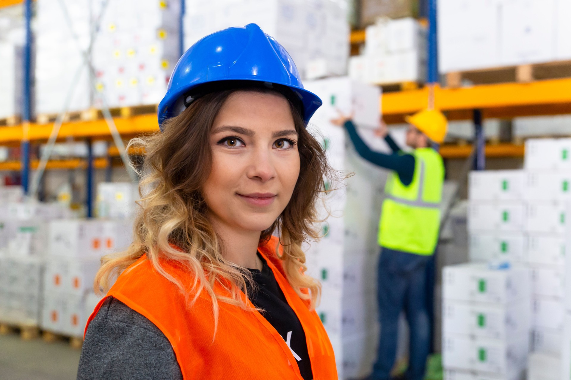 Los empleados de almacén que trabajan con cajas