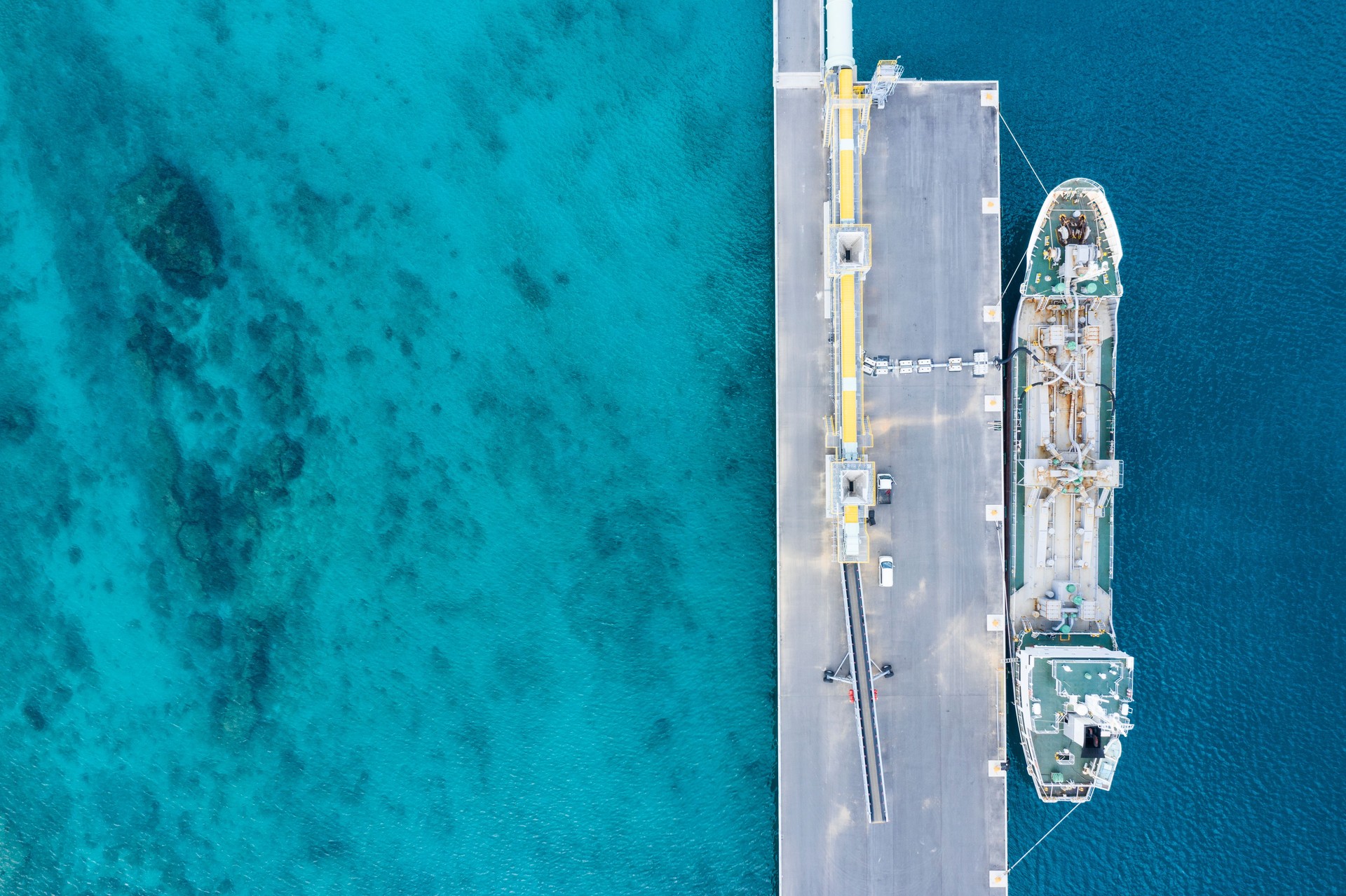 Aérea de tiro de un barco anclado.